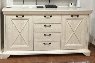Mueble de salón blanco con puertas y cajones