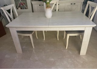 Mueble de salón blanco con puertas y cajones