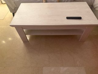 Mueble de salón blanco con puertas y cajones