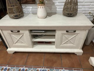 Mueble de salón blanco con puertas y cajones