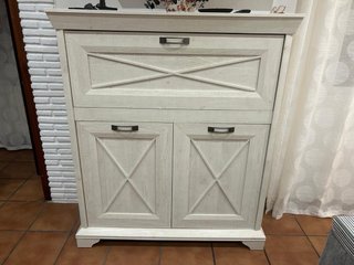 Mueble de salón blanco con puertas y cajones