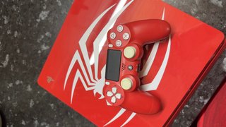 PS4 Slim 1TB Spider-Man + Mando + juegos