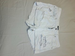 Shorts Vaqueros Blancos Rotos Tiro Alto Clockhouse