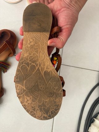 Sandalias marrones con pompones y flecos