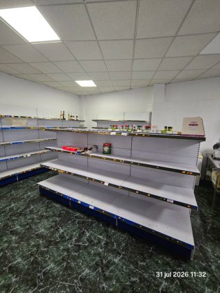 Venta de mobiliario de tienda de alimentación
