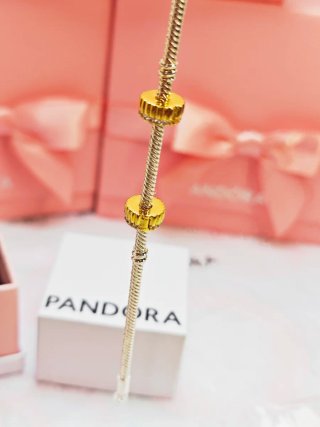 Pulsera Pandora con charms dorados
