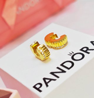 Pulsera Pandora con charms dorados