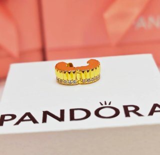 Pulsera Pandora con charms dorados