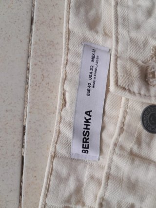 Pantalón vaquero color crudo Bershka hombre