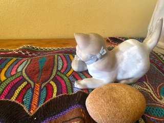 Figura gato con pelota cerámica ,marca tag,extraña