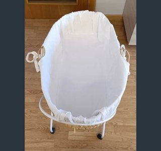 Cuna de mimbre con ruedas