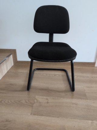 Silla de oficina negra sin reposabrazos