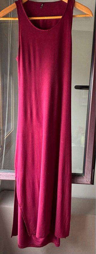 Vestido midi morado con abertura