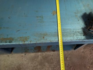 Banco de trabajo metálico con tornillo