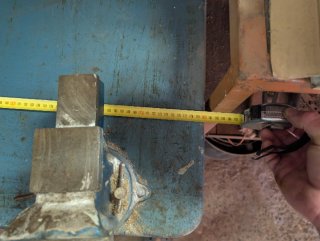 Banco de trabajo metálico con tornillo