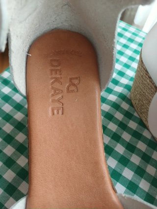 Sandalias DEKAYE blancas piel cuña
