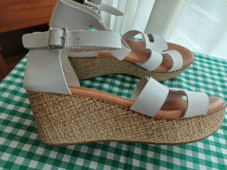 Sandalias DEKAYE blancas piel cuña