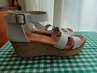 Sandalias DEKAYE blancas piel cuña