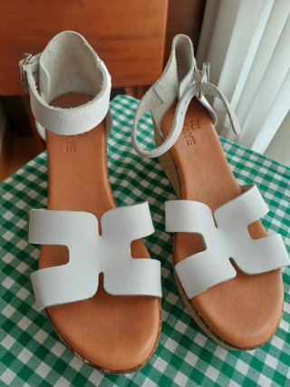 Sandalias DEKAYE blancas piel cuña