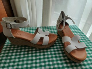 Sandalias DEKAYE blancas piel cuña