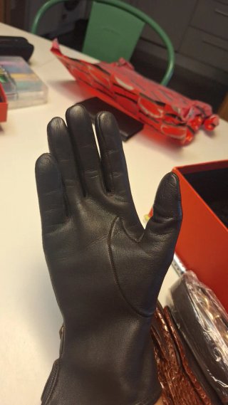 Guantes de piel negros con detalles dorados