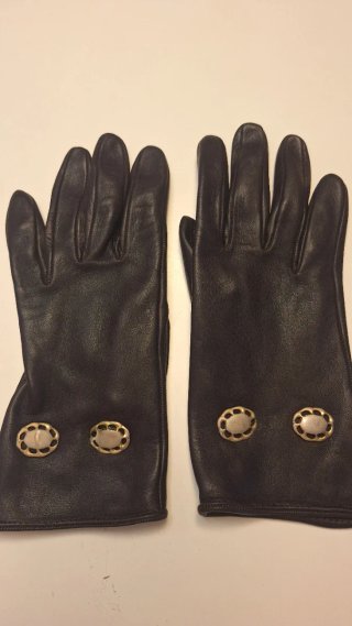 Guantes de piel negros con detalles dorados