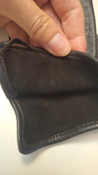 Guantes de piel negros con detalles dorados