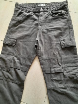 Pantalón cargo Bershka gris hombre