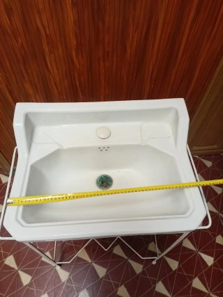 Lavabo de loza con soporte de hierro