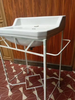 Lavabo de loza con soporte de hierro