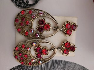 Pendientes largos dorados con piedras rojas
