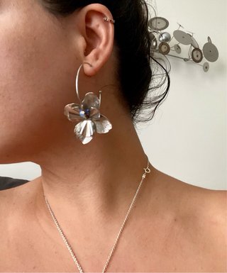 Pendientes aro plateados con diseño floral