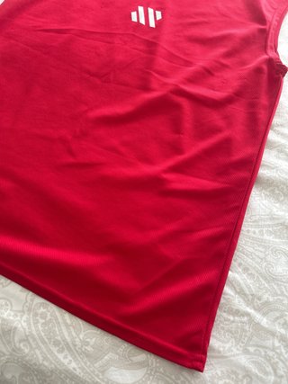 Camiseta deportiva sin mangas roja