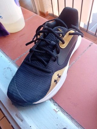 Zapatillas Under Armour Negras- Doradas T. 40,5