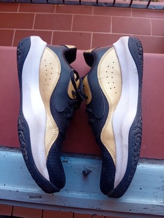 Zapatillas Under Armour Negras- Doradas T. 40,5