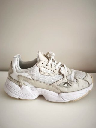 Zapatillas Adidas Falcon Mujer Beige/Blanco