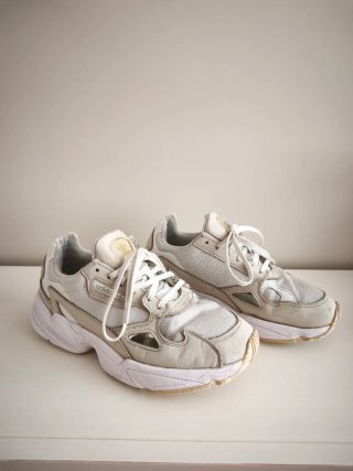Zapatillas Adidas Falcon Mujer Beige/Blanco