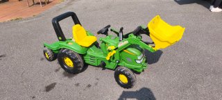 Tractor John Deere a pedales con pala y remolque.
