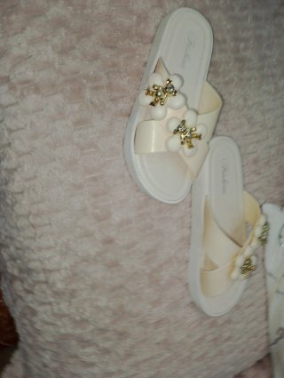 Zapatillas beige con ositos dorados