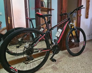 Bicicleta Montaña Negra y Roja