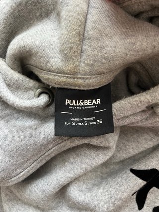 Sudadera gris con capucha