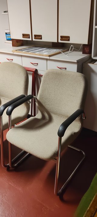 Dos sillones de tela y metal