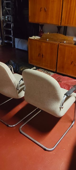 Dos sillones de tela y metal