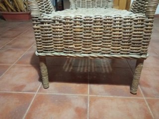 Sillón de mimbre natural con cojín desenfundable.