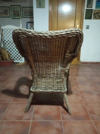 Sillón de mimbre natural con cojín desenfundable.