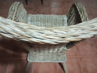 Sillón de mimbre natural con cojín desenfundable.
