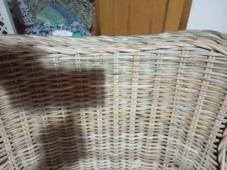 Sillón de mimbre natural con cojín desenfundable.