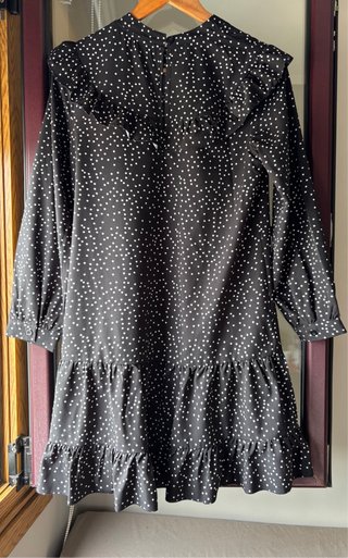 Vestido negro con lunares blancos