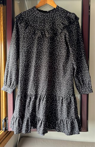 Vestido negro con lunares blancos