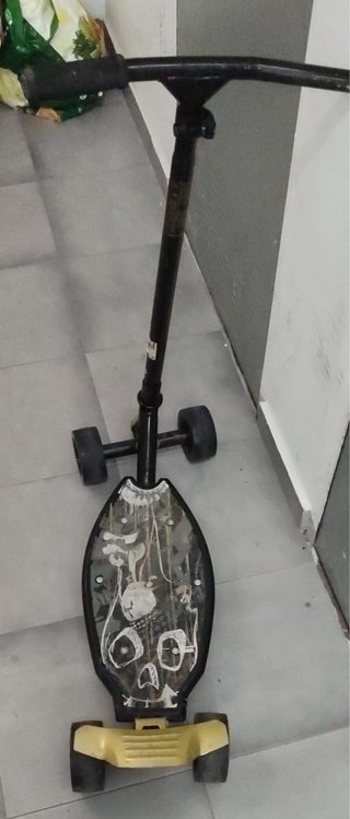 Patinete 4 ruedas diseño calavera